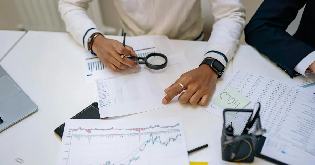 Análise de investimentos em abril: lupa sobre gráficos de dividendos, small caps, Petrobras e Vale.