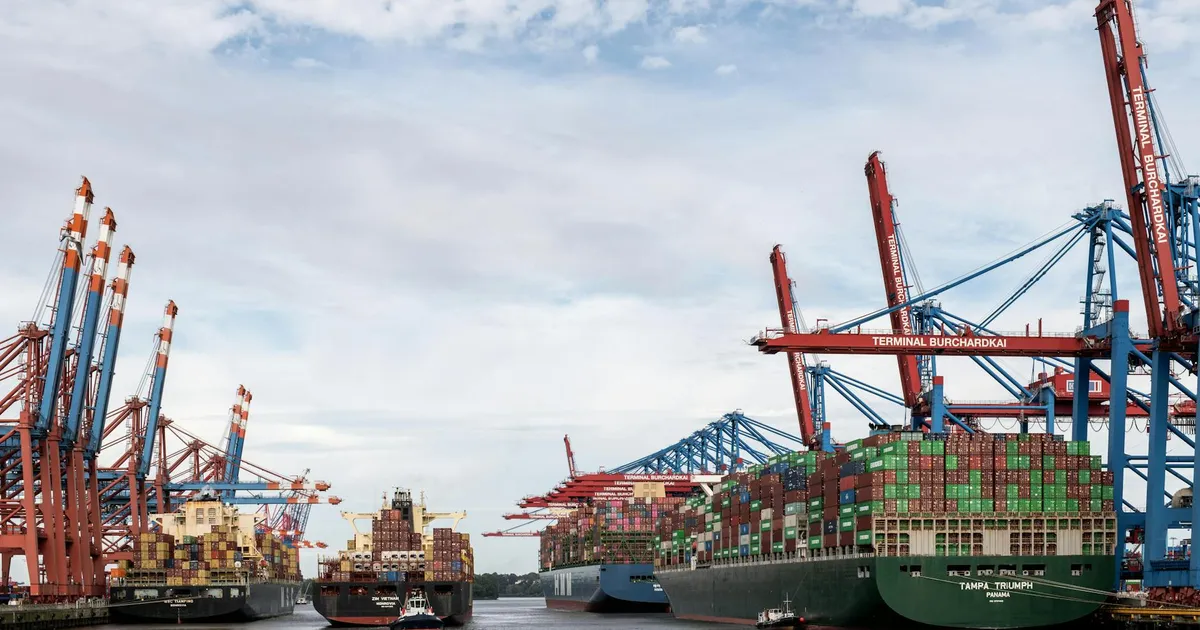 Porto de Hamburgo na Alemanha com navios, representando as portas abertas pelo Acordo Mercosul-UE e exportações.