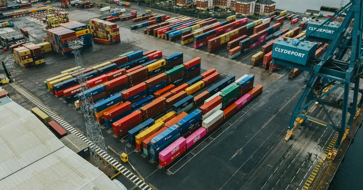 Contêineres coloridos simbolizam o acordo Mercosul-UE e o comércio exterior. Impactos na tributação e impostos em 2026.