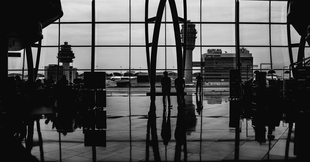 Silhuetas de passageiros no Aeroporto de Brasília refletem a modernização e investimentos após aprovação do leilão pelo TCU.