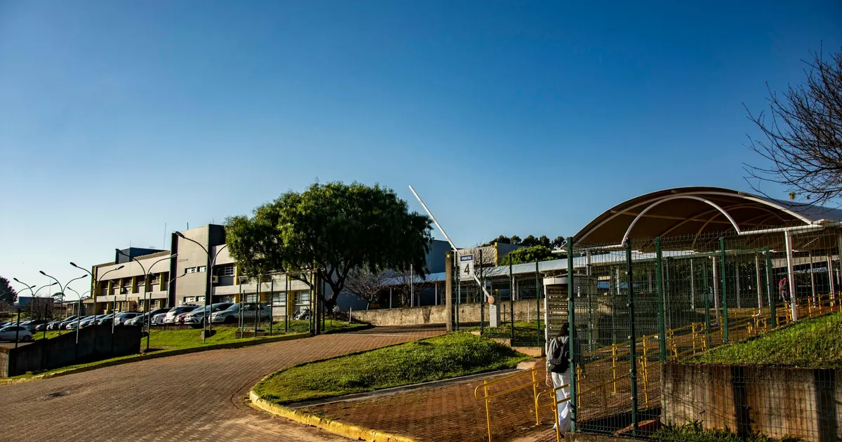 Alckmin e Eleições 2026: Campus universitário em Apucarana, PR, representando o futuro do Ministério da Indústria após saí...