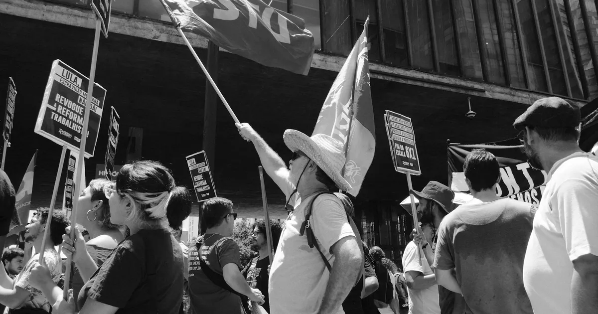Protesto político com cartazes e bandeiras no Congresso, em meio à votação sobre o veto que afeta Bolsonaro e o PL.