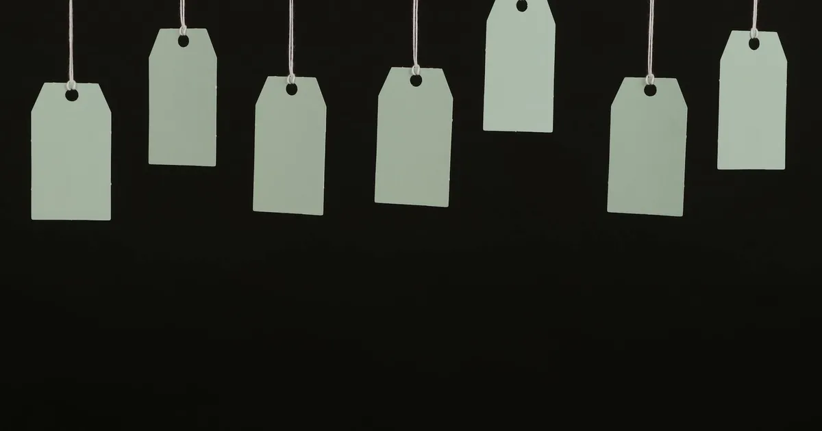 Inflação no Brasil: Tags penduradas simbolizam o controle da inflação pelo Banco Central e a Selic.