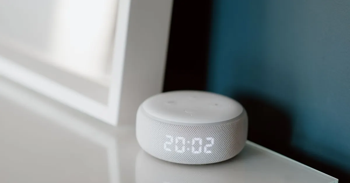 Alexa com IA no Brasil: assistente virtual Amazon em close-up em mesa.