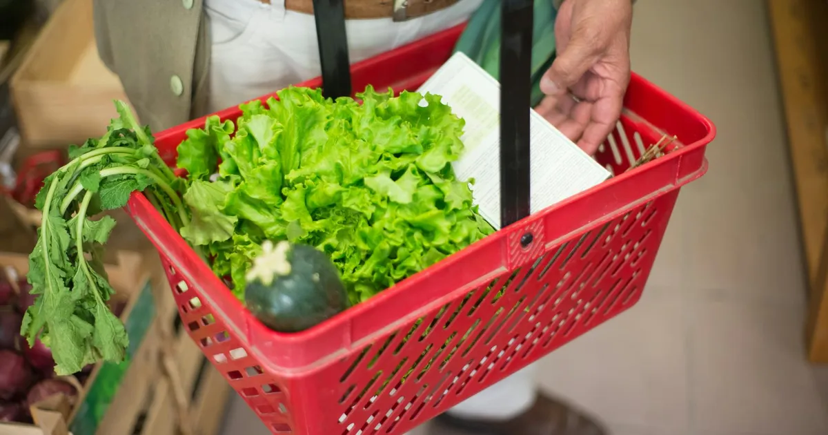 Cesta de compras cheia de alimentos frescos: IPCA e inflação de alimentos afetam preços no radar.