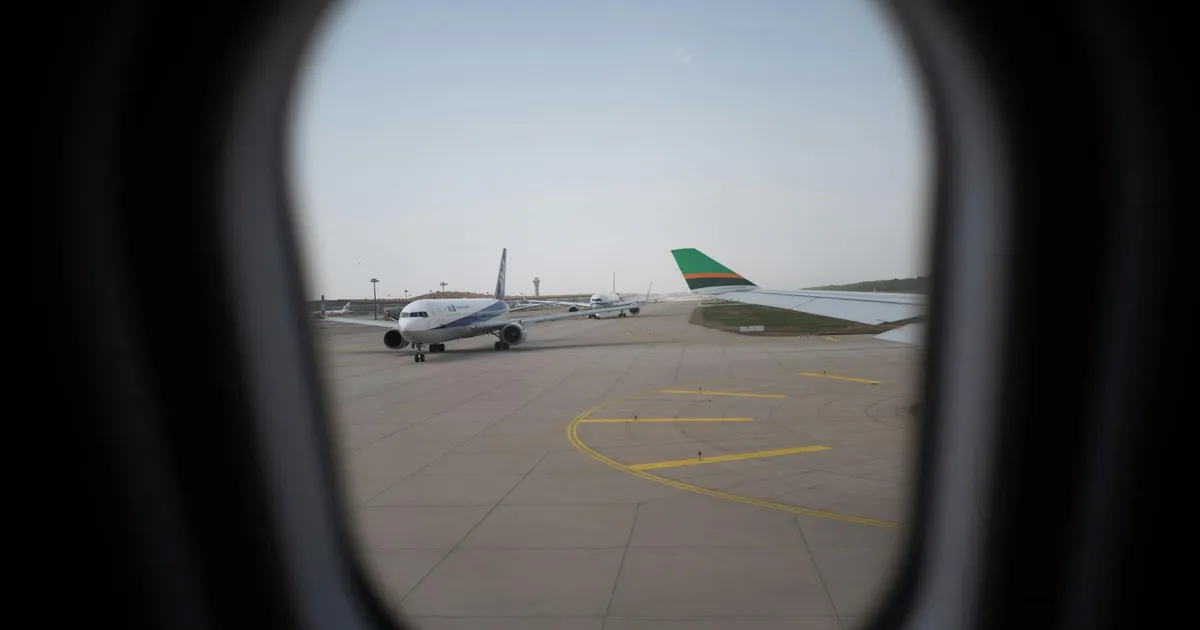 Avião na pista do aeroporto: custos do setor aéreo e o impacto no preço das passagens aéreas.