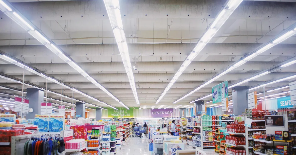 Americanas após RJ: Gôndolas de supermercado com variedade de produtos. Impacto no mercado e na B3.