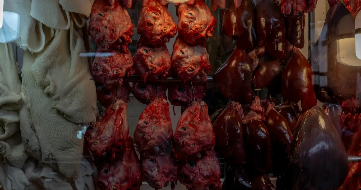 Cortes de carne bovina em açougue. JBS, commodities e o mercado chinês.