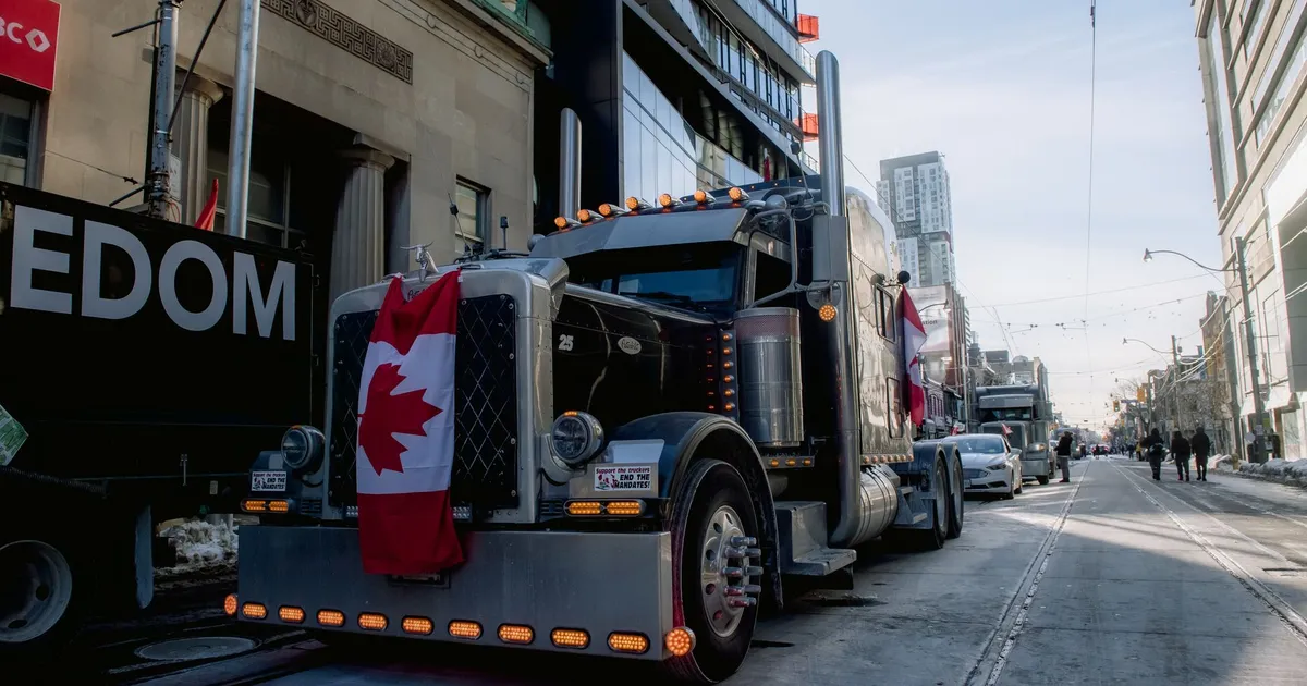Caminhoneiros em protesto com bandeira canadense. Anistia e manifestações rodoviárias.