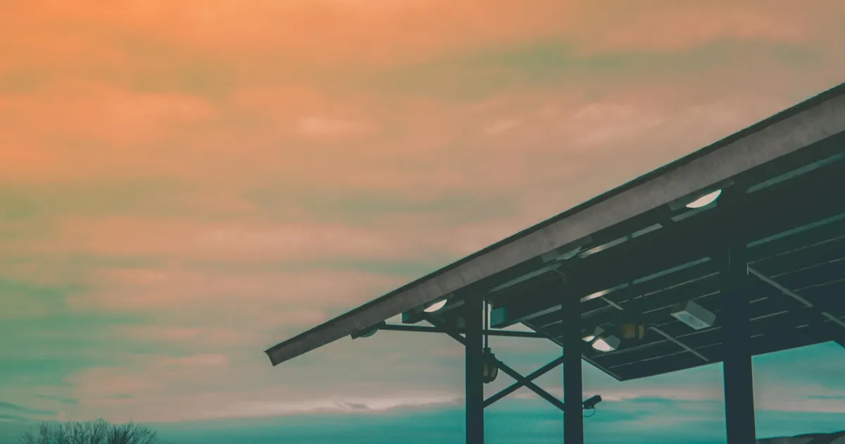 Silhueta de refinaria ao pôr do sol. Impacto da ANP e Petrobras nos preços dos combustíveis e commodities.