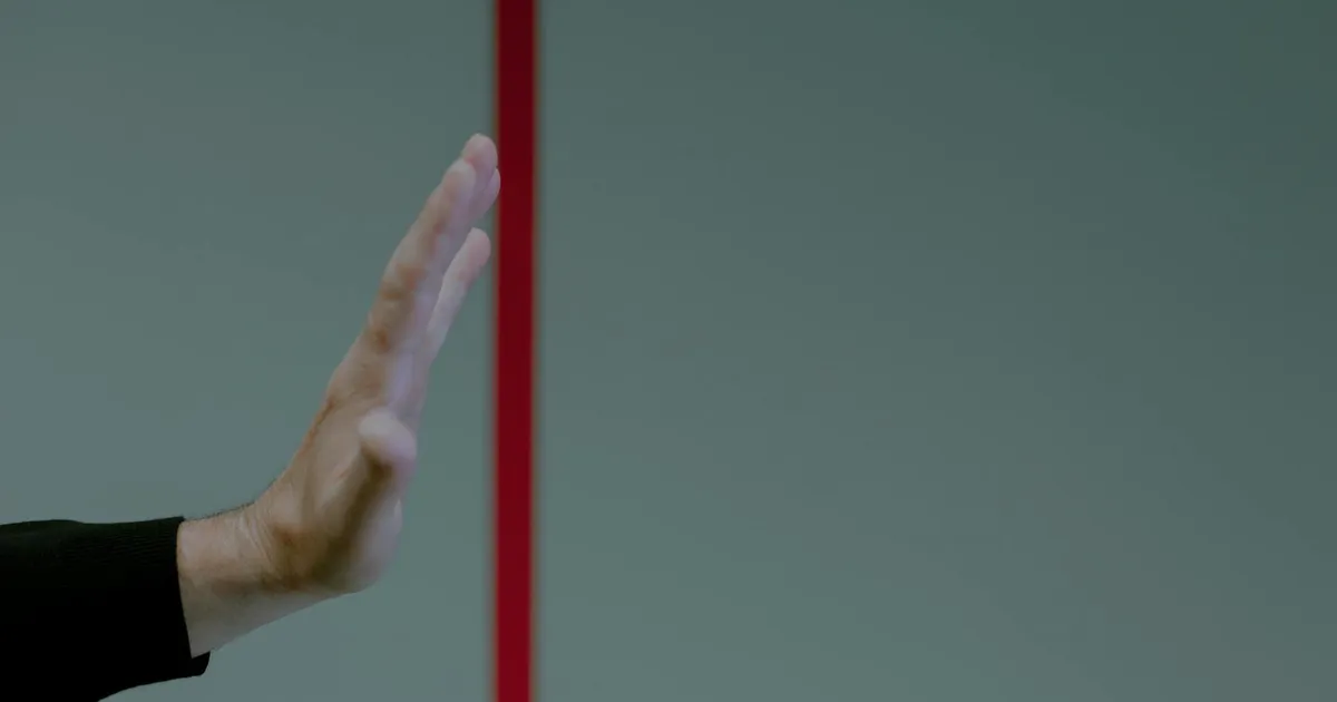 BC regulamenta: Mão em gesto de pare, impondo freio e limite a apostas em mercados de previsão.