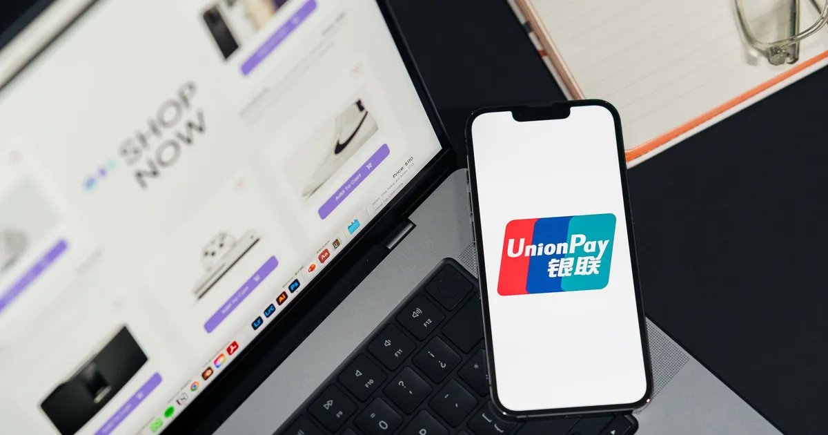 Logo UnionPay em smartphone, Apple e Shein em foco no artigo sobre IPO e valuation.