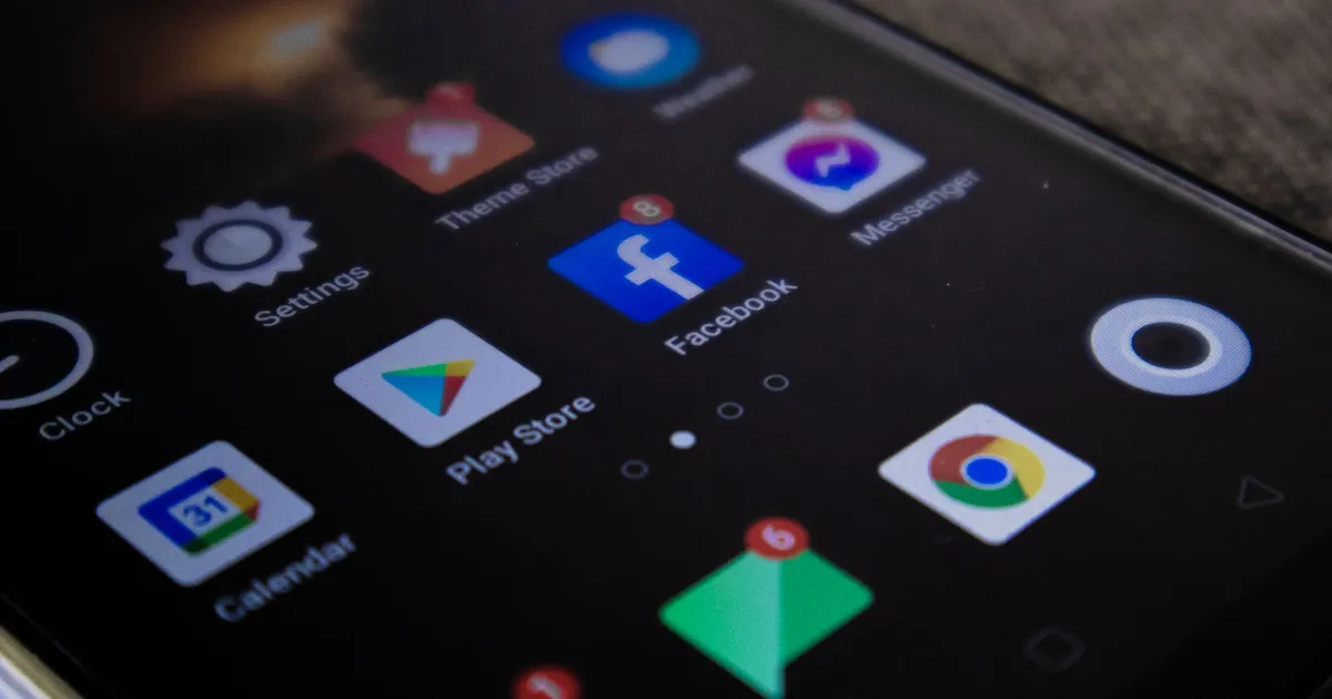 Smartphone com ícones de apps como Instagram Plus e Meta, mostrando a chegada de assinaturas premium ao Brasil.