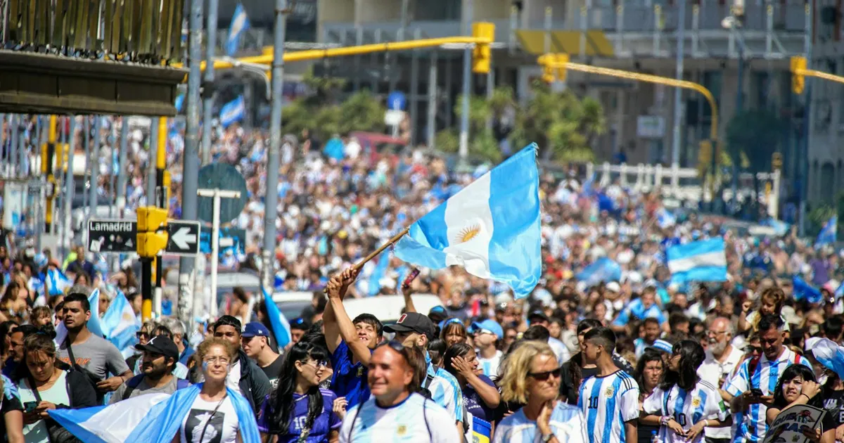 Multidão vibrante com bandeiras da Argentina celebra em Miami, refletindo otimismo na economia argentina sob Milei.