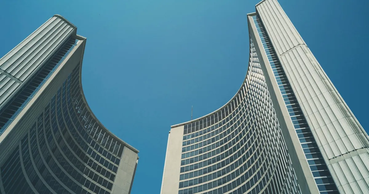 Arrecadação recorde: Prefeitura de Toronto, um contraste com possível déficit fiscal no Brasil.