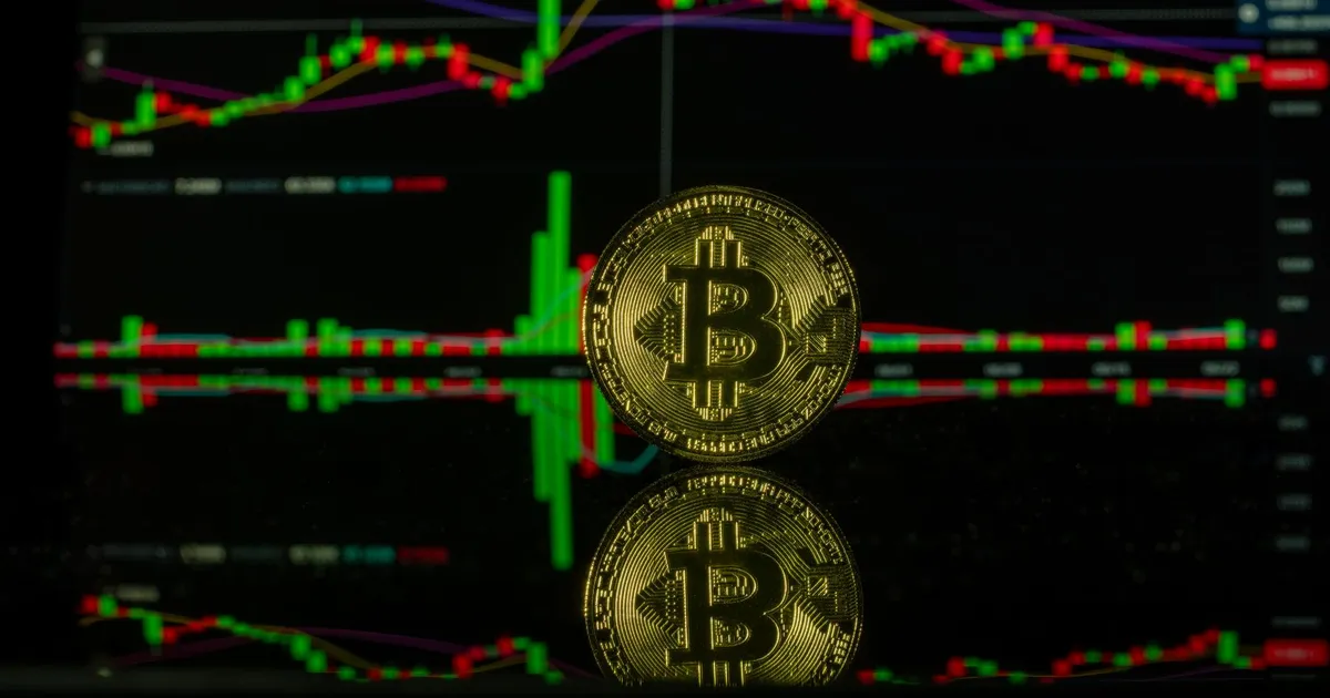 Bitcoin em gráfico de negociação, refletindo atividade empresarial EUA e alerta com guerras.