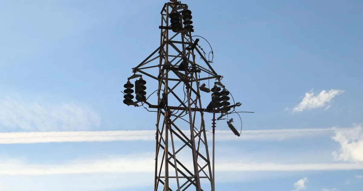 Torre de energia sob céu azul. Aumento na conta de luz previsto para 2026 impacta a tarifa de energia.