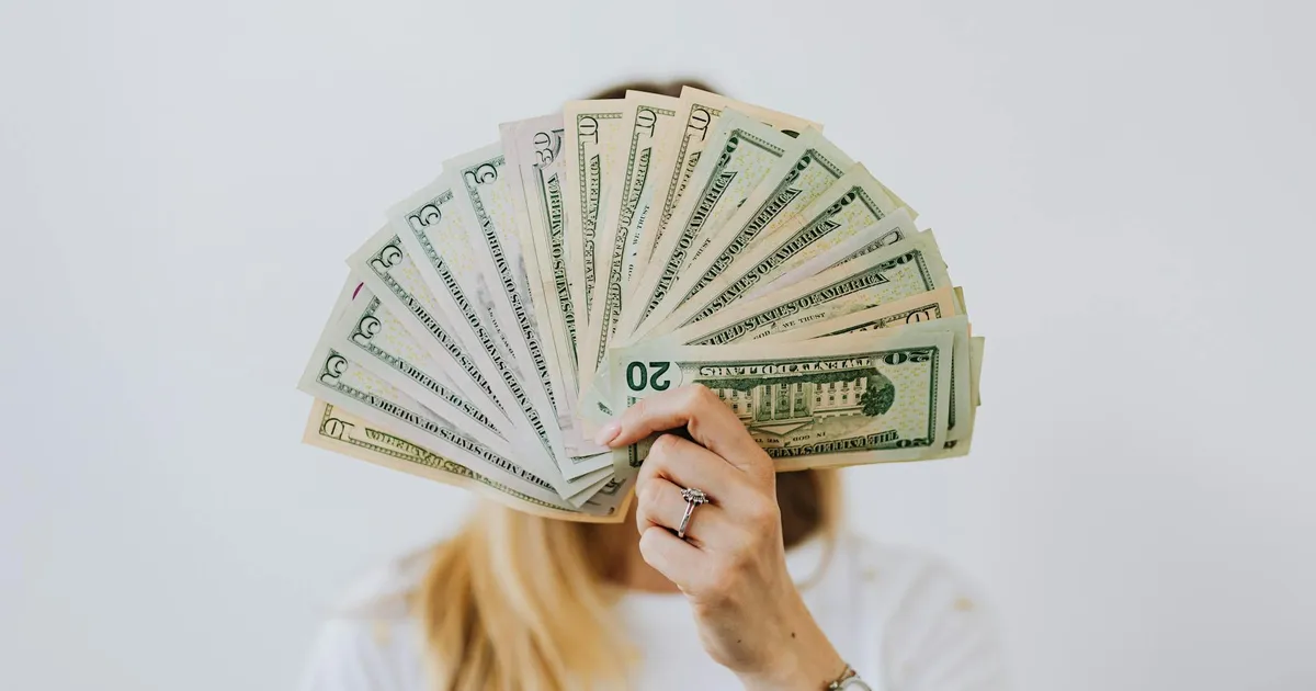 Dividendos Auren: Dólares simbolizam potencial distribuição após balanço AURE3.