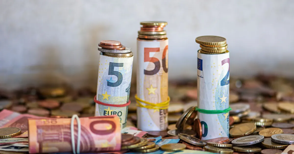 B3 lança Ibovespa Renda Fixa: Euro e moedas simbolizam finanças e poupança.