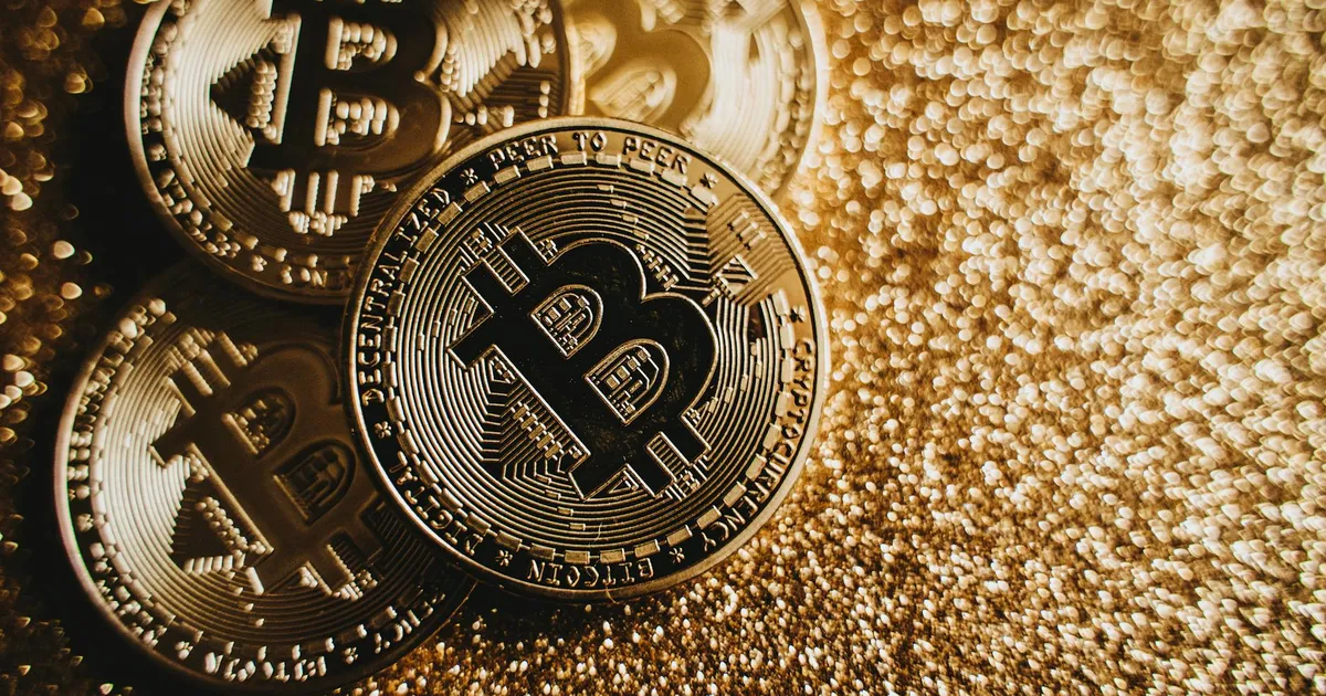 Criptomoedas Bitcoin em fundo dourado. Ouro e criptoativos 24h na B3 impulsionam o mercado financeiro e investimentos.