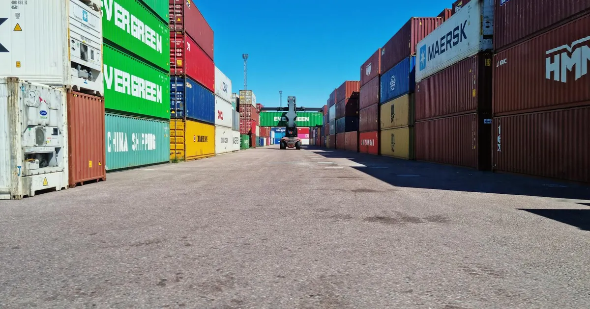 Balança comercial: Contêineres coloridos no Porto de Muuga ilustram fluxo de exportação e importação. Economia.