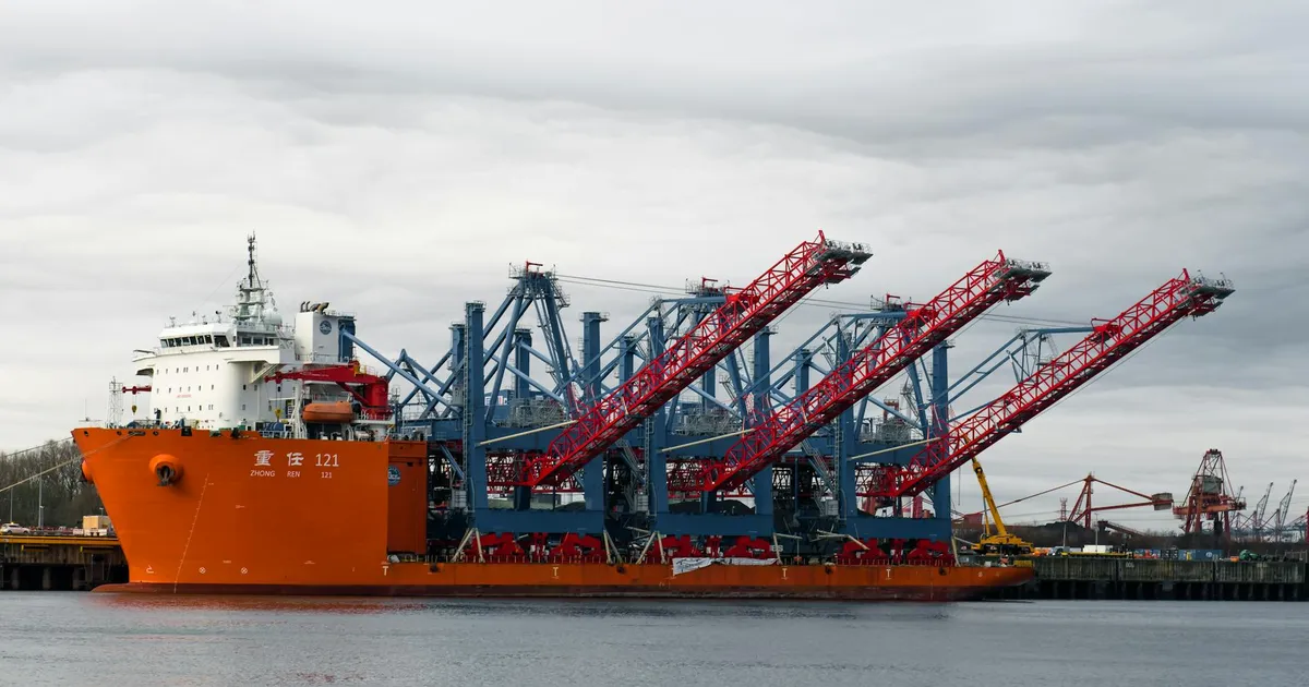 Superávit Brasil: Navio cargueiro em Hamburgo. Exportações de soja impulsionam balança comercial.