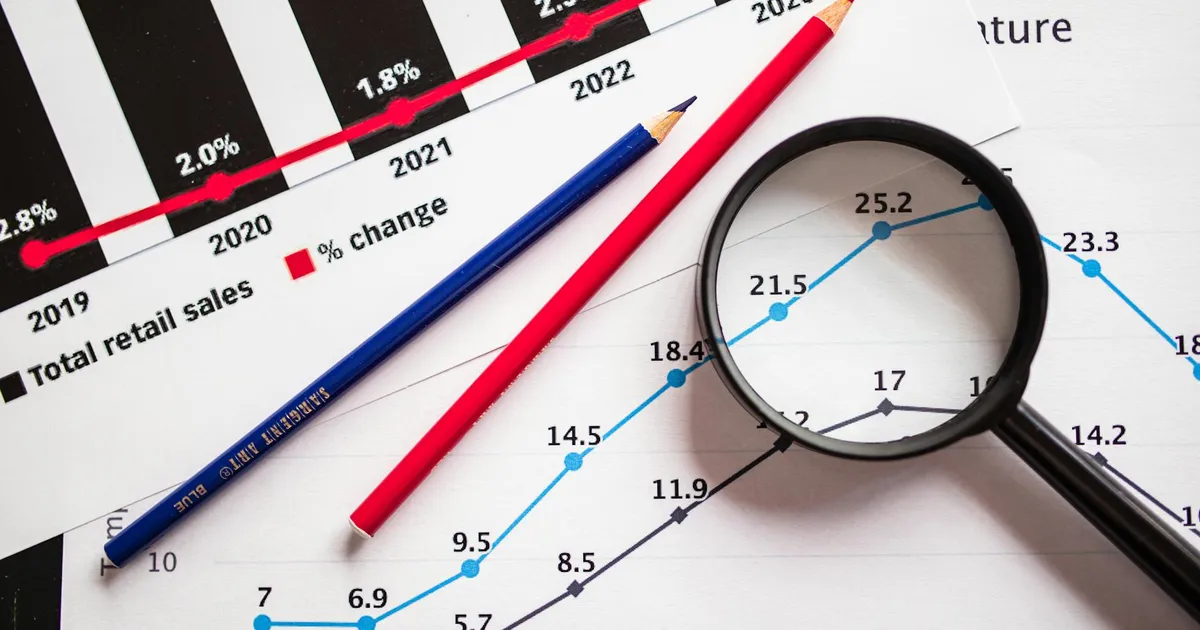Lupa, lápis e gráficos de tendências financeiras. Análise dos Balanços 1T26 de Movida, WEG e Educação.