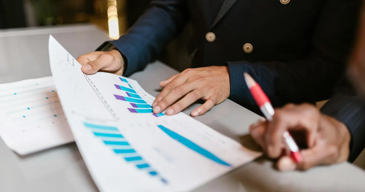 Analistas revisam gráficos de balanços financeiros para guiar decisões sobre fundos de investimento e dividendos.