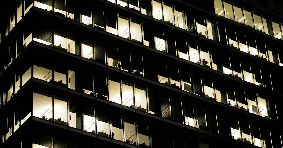 Resultados trimestrais das empresas americanas sob a luz noturna da cidade. Balanços S&P 500, Nasdaq, Fed e Meta no radar.