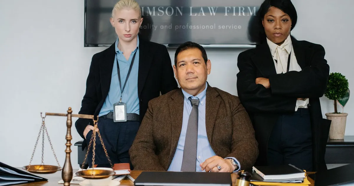 Banco Master sob investigação? Legisladores e balança da justiça, alusão a Moraes, STF e CPI.