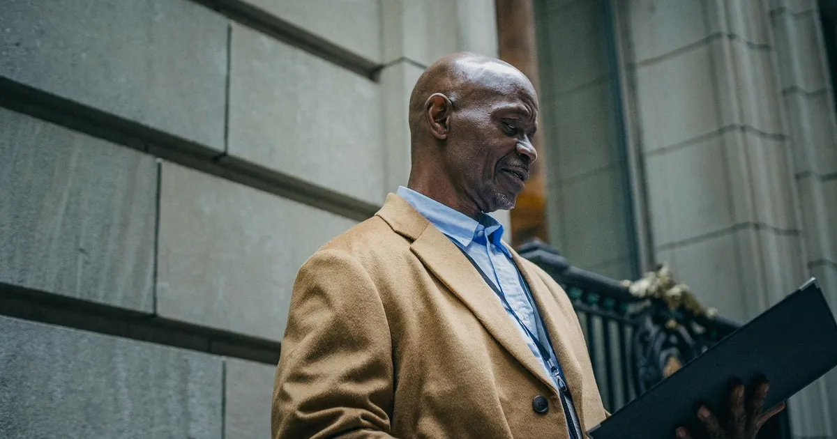 Empresário analisa documentos: Banco Master sob investigação da CPI no Senado.