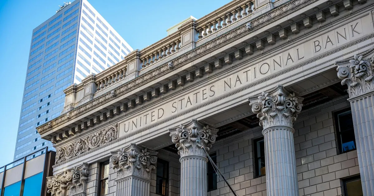 Liquidação Banco Master: Fachada de banco remete ao sistema financeiro e supervisão do Banco Central.