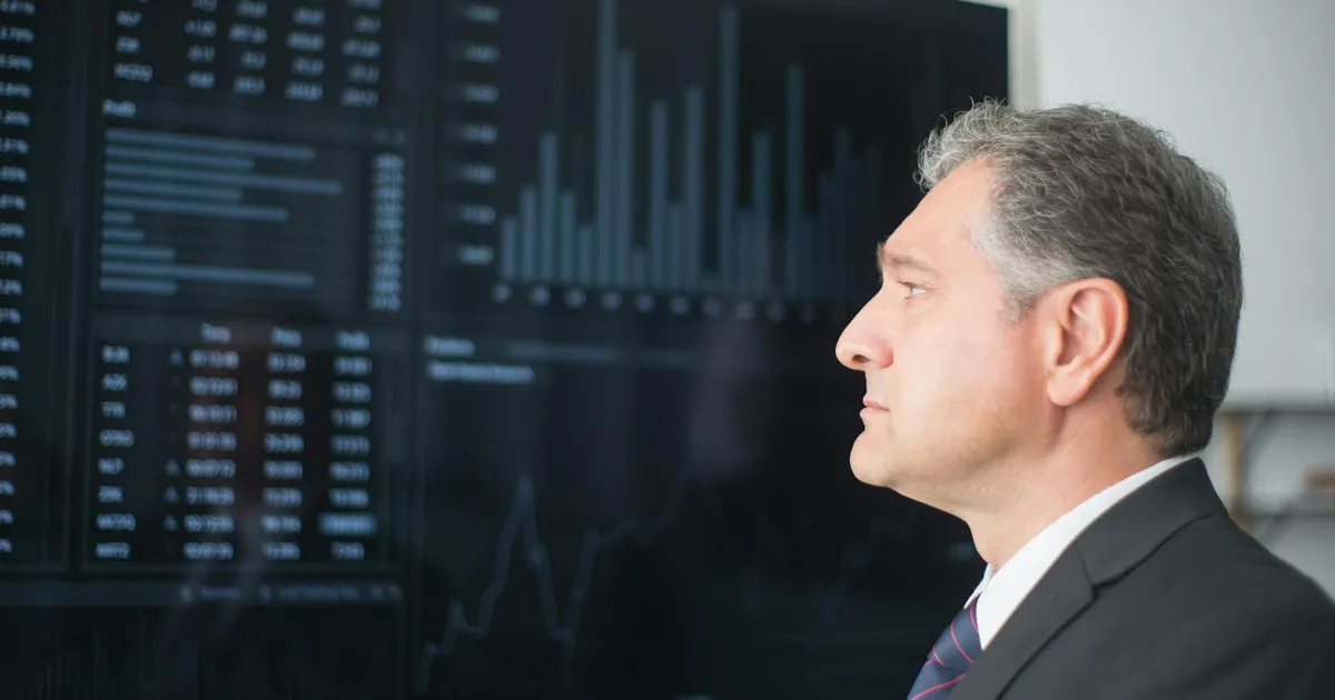 Análise de resultados trimestrais: executivo avalia gráficos financeiros de Stone e Azul.