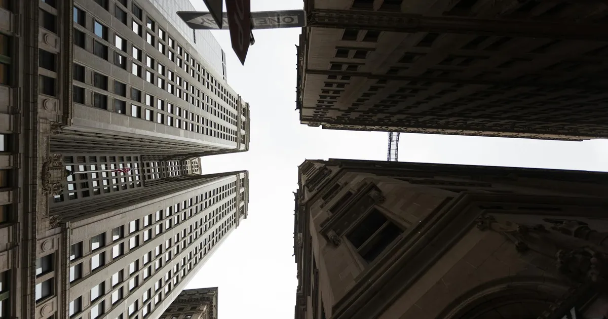 Arranha-céus de NY: Bancos impulsionam S&P 500, mas Dow Jones reage pouco. Mercado de ações americano.