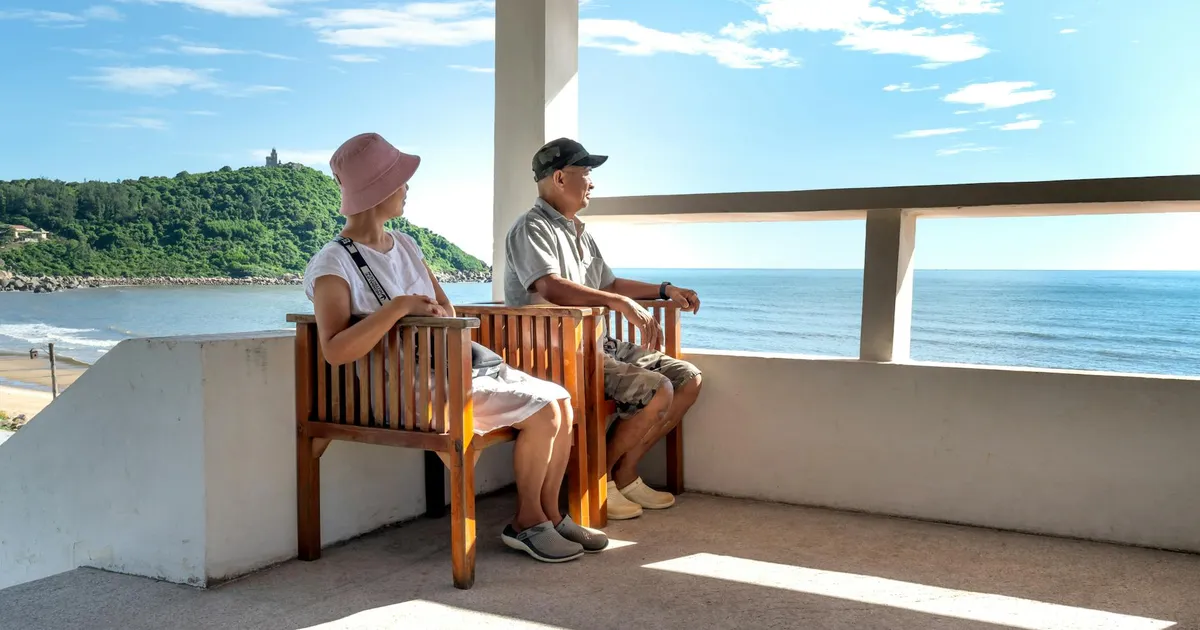 Casal sênior desfrutando sossego da aposentadoria com vista mar. Planeje suas finanças e investimentos agora.