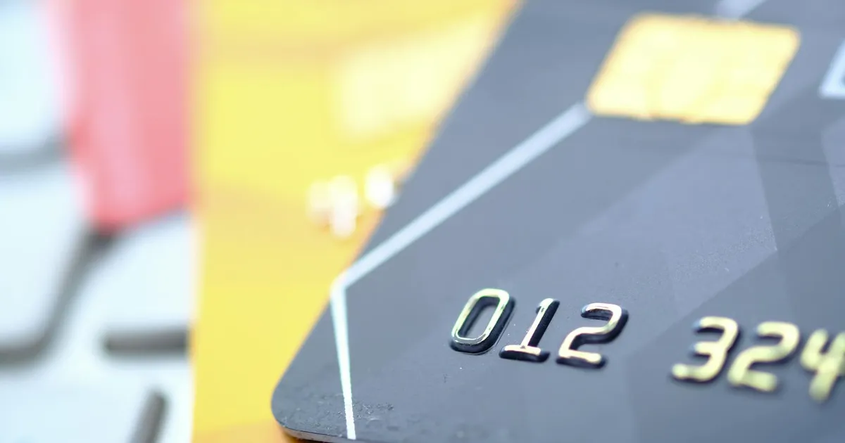 Cartões de crédito/débito em close-up: segurança bancária e tecnologia contra fraudes, tema do artigo sobre o Banco Centra...