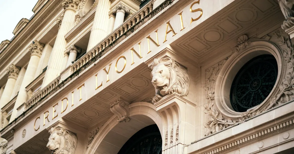 Fachada do Credit Lyonnais em Paris. Liquidação da Creditag impacta o Sistema Financeiro Nacional e a Economia Brasileira.