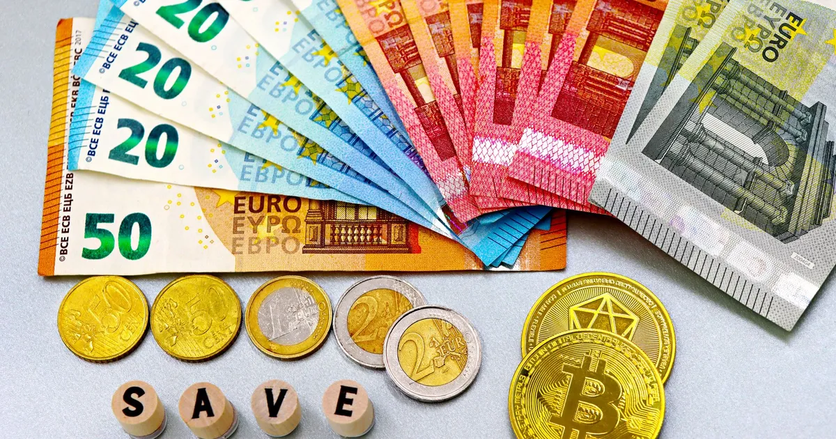 Euro e moedas de cripto com blocos 'SAVE' remetem a R$ 6,2 bi esquecidos pelo Banco Central.