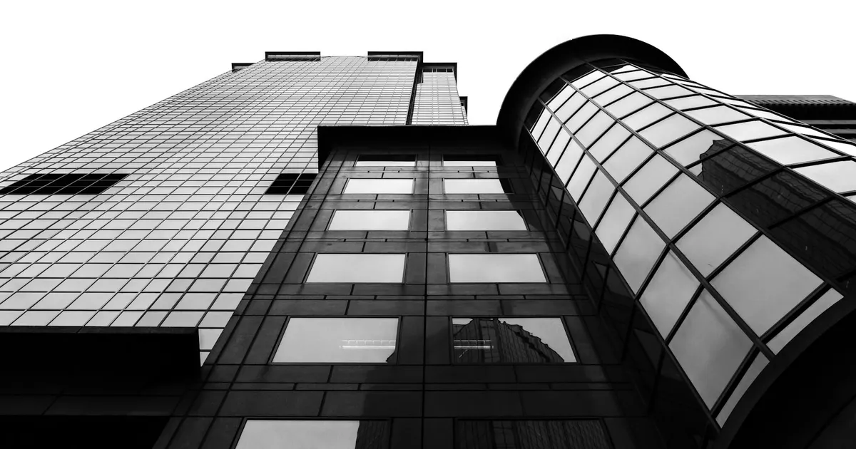 Risco no mercado financeiro? Arranha-céu imponente remete à solidez, mas BC no radar impacta investimentos na B3 e Ibovespa.