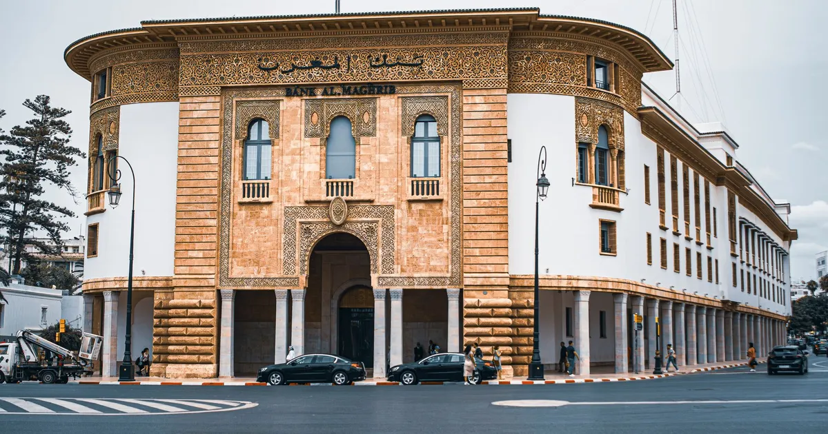 Prédio do Banco Central em Rabat, representando a economia e o sistema financeiro do país.