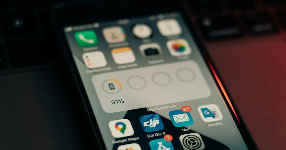 Smartphone com apps de delivery e teclado; Big Techs, Apple e regulação em foco