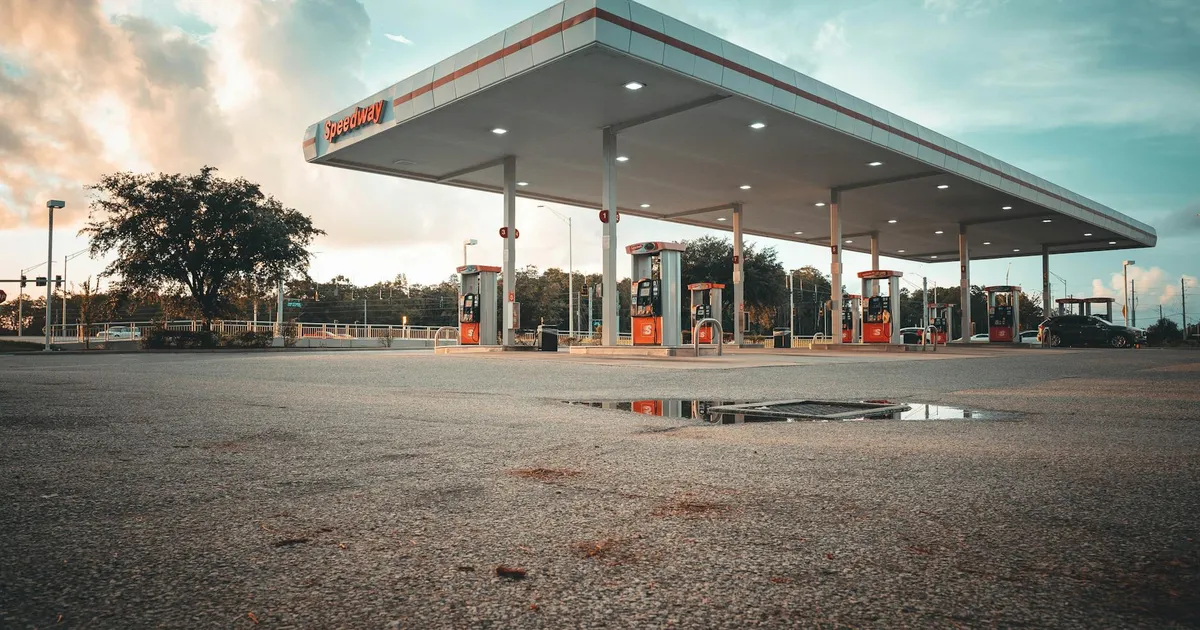 Crise no Irã: Posto de gasolina ao entardecer. Impacto da energia e petróleo na inflação global?