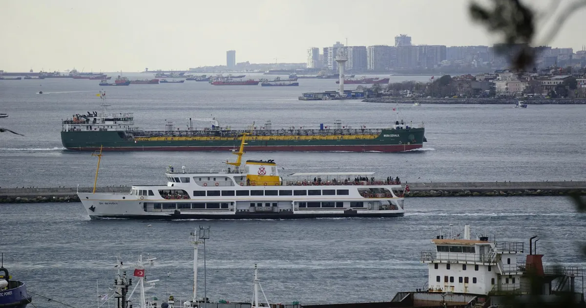 Navios petroleiros no estreito. Bloqueio em Ormuz impacta preço dos combustíveis e inflação.