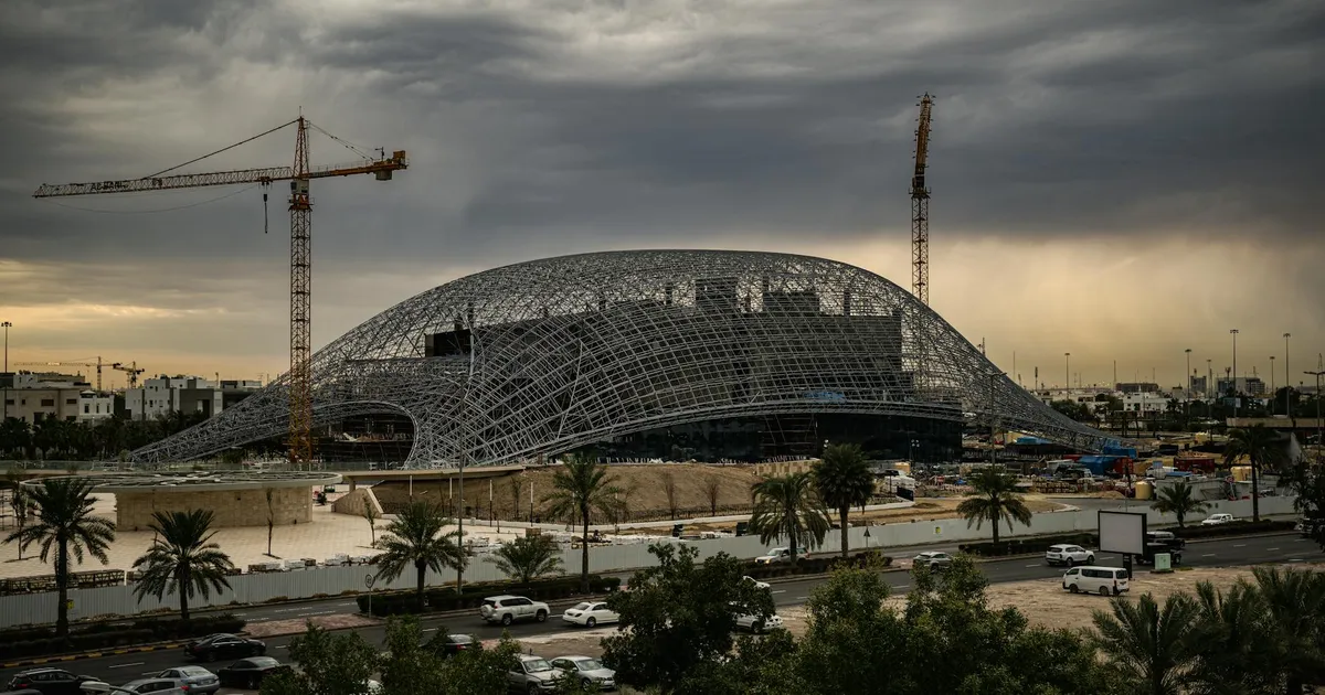 BNDES impulsiona economia: Investimento em construção inovadora. Lucro BNDES sobe em 2025.