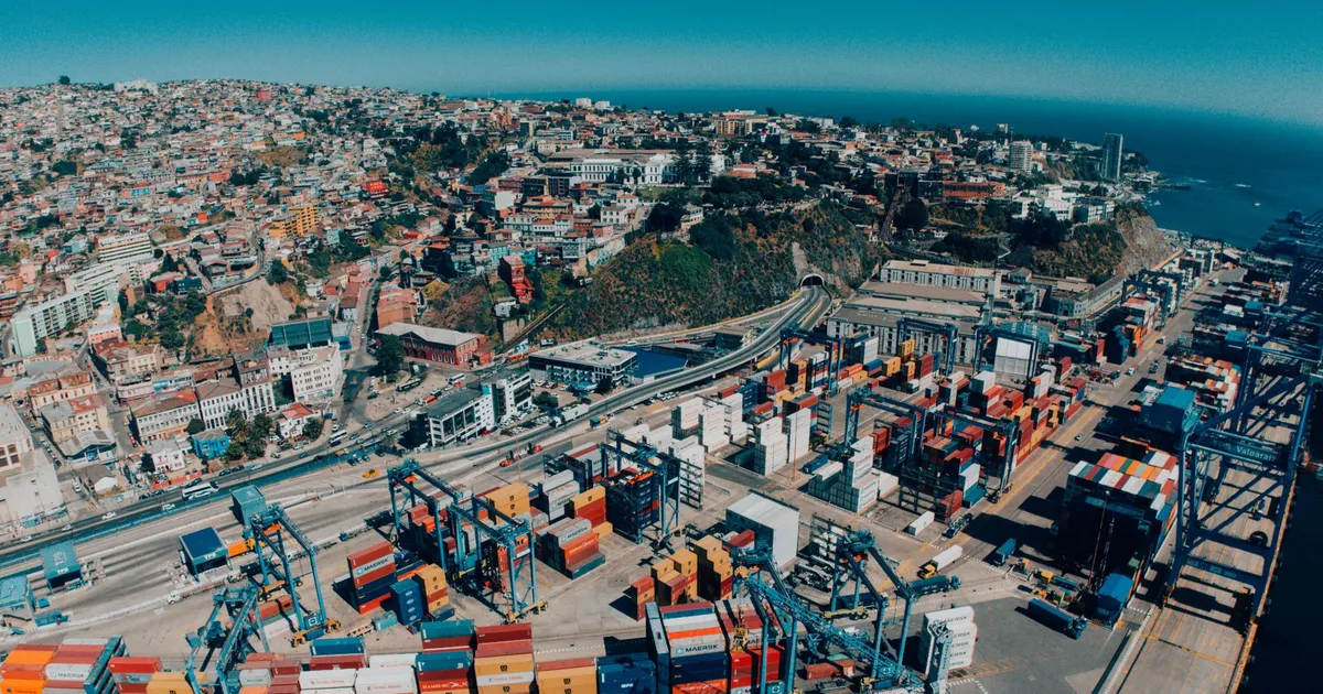 BNDES e Mercosul: vista aérea do porto do Chile conecta acordos comerciais e tributação.