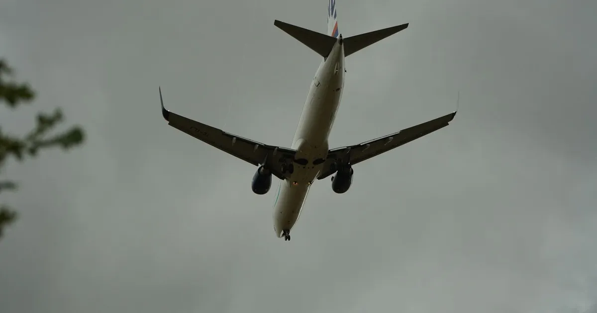 Avião Boeing 737 em pouso no Paquistão, debate segurança aérea.