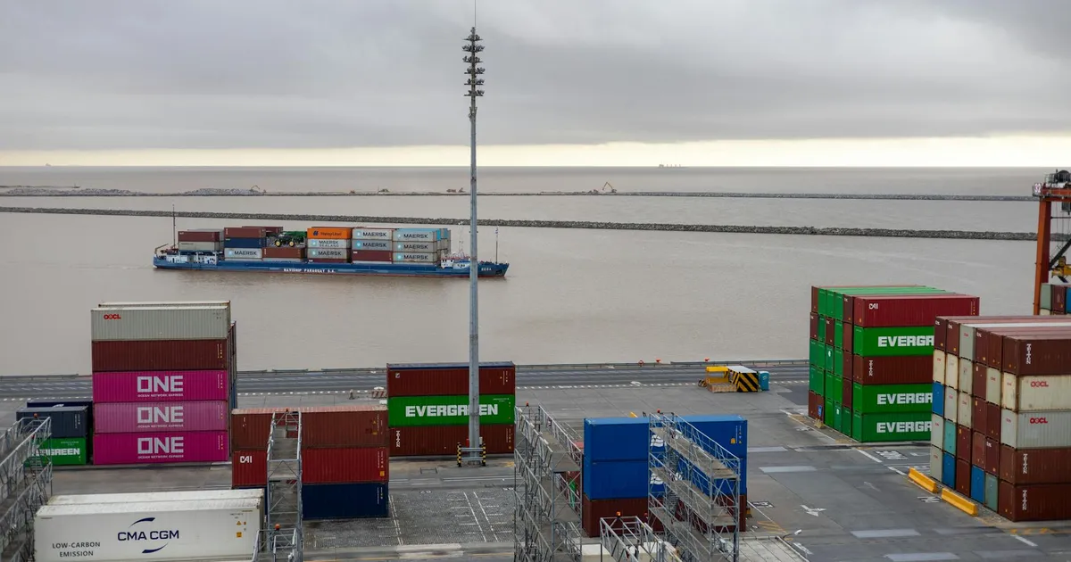 Navio cargueiro em porto: custos de frete impactam exportação da carne bovina, apesar do bom momento do agronegócio.