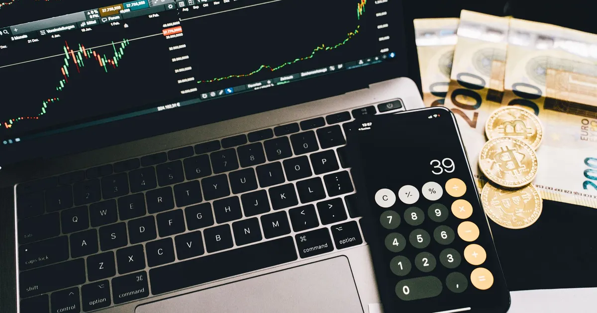 Gráficos de bolsa, Euros e Bitcoin em tela de laptop indicam atração de investidores estrangeiros para a bolsa brasileira.