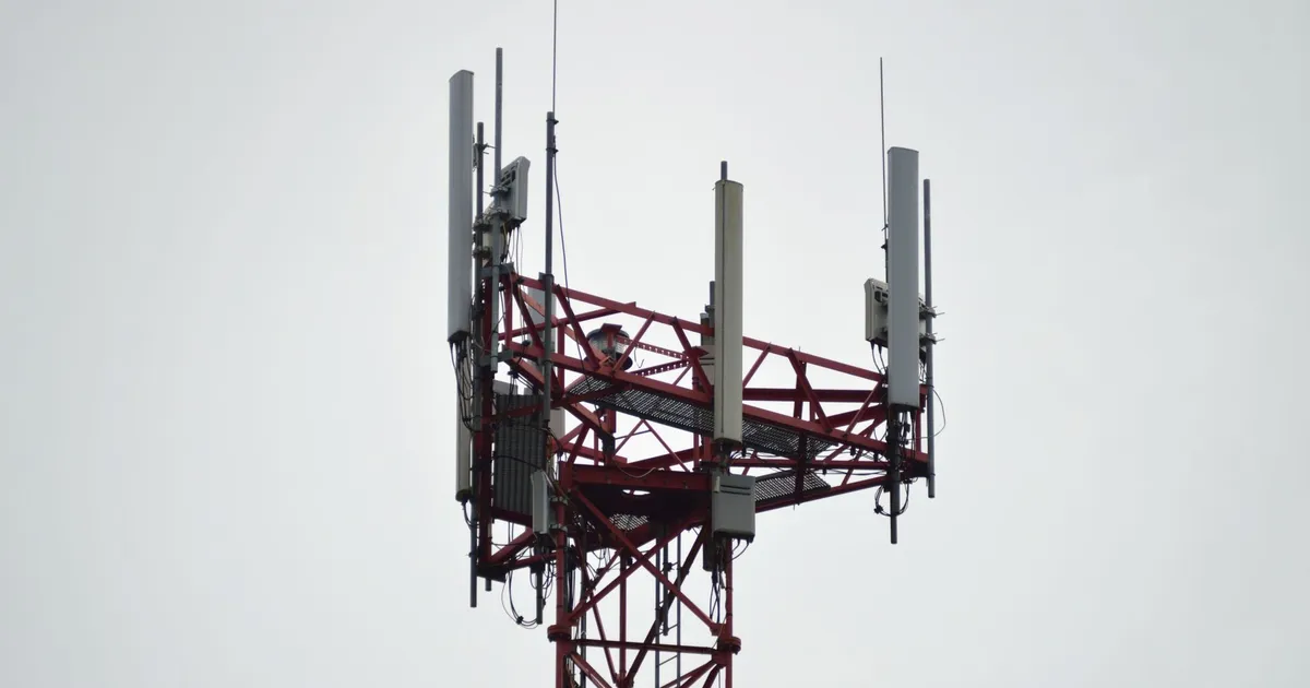 Torre de comunicação da TIM e Telefônica em baixa, destacando-se antes de balanços corporativos do Ibovespa.
