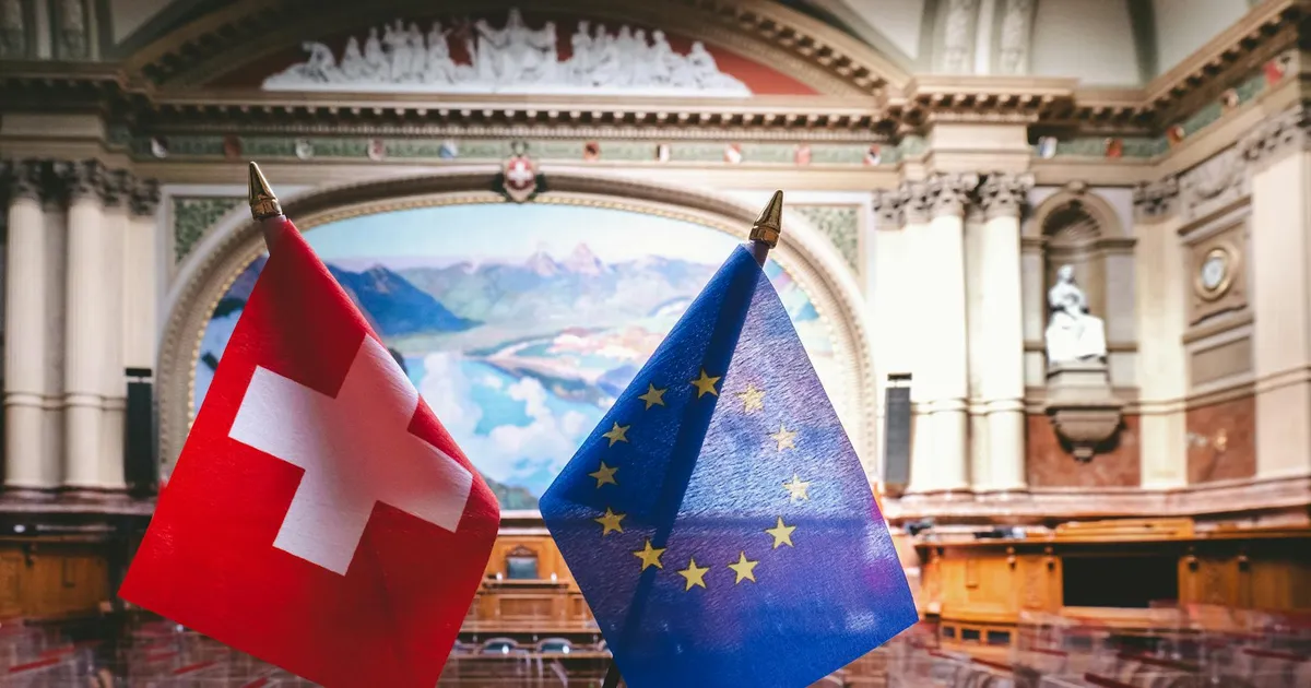 Bolsonaro no STF? Bandeiras suíça e da UE ilustram o debate jurídico sobre ex-presidentes e o sistema judiciário.